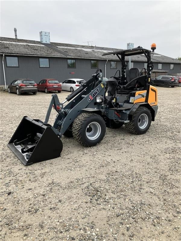 GiANT G2500HD Med skovl og pallegaffel - Zglobni utovarivač: slika 2 GiANT G2500HD Med skovl og pallegaffel - Zglobni utovarivač: slika 2