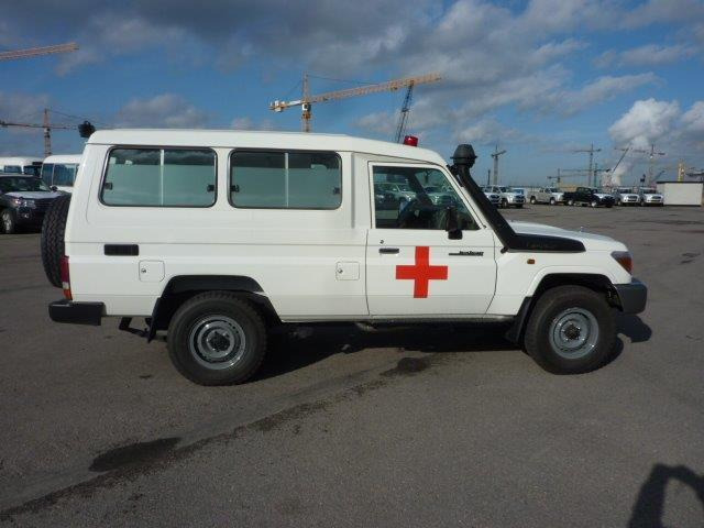 Toyota Land Cruiser 78 Metal top hzj 78 ambulance 4.2L Diesel Manual - Automobil: slika 5 Toyota Land Cruiser 78 Metal top hzj 78 ambulance 4.2L Diesel Manual - Automobil: slika 5