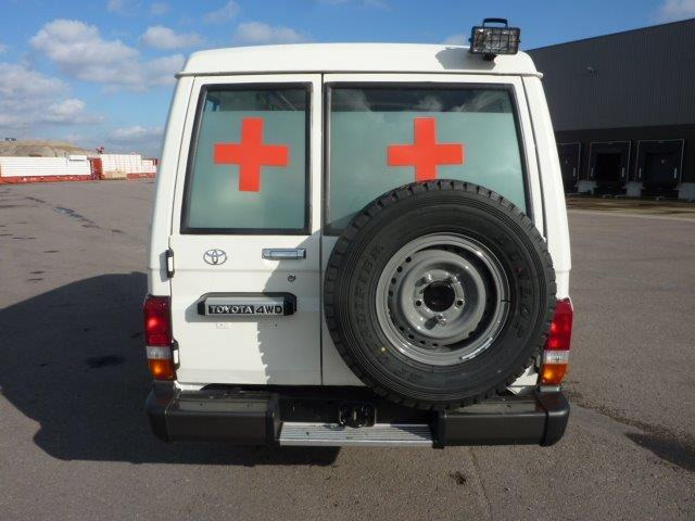 Toyota Land Cruiser 78 Metal top hzj 78 ambulance 4.2L Diesel Manual - Automobil: slika 3 Toyota Land Cruiser 78 Metal top hzj 78 ambulance 4.2L Diesel Manual - Automobil: slika 3