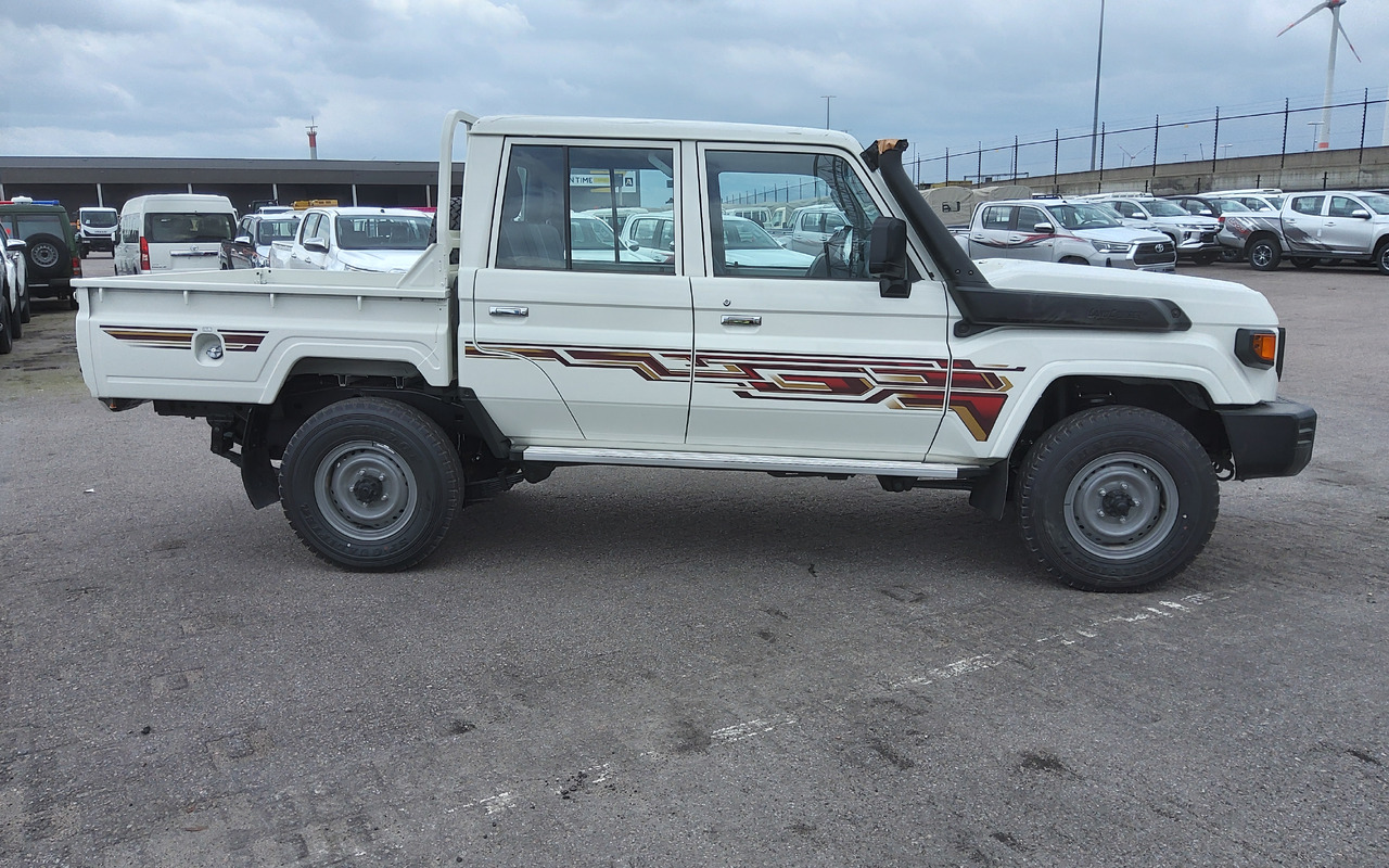 Toyota Toyota Land cruiser 79 grj double cabin 4.0L Petrol Manual 5 SEATS/PLACES - Pikap: slika 2 Toyota Toyota Land cruiser 79 grj double cabin 4.0L Petrol Manual 5 SEATS/PLACES - Pikap: slika 2
