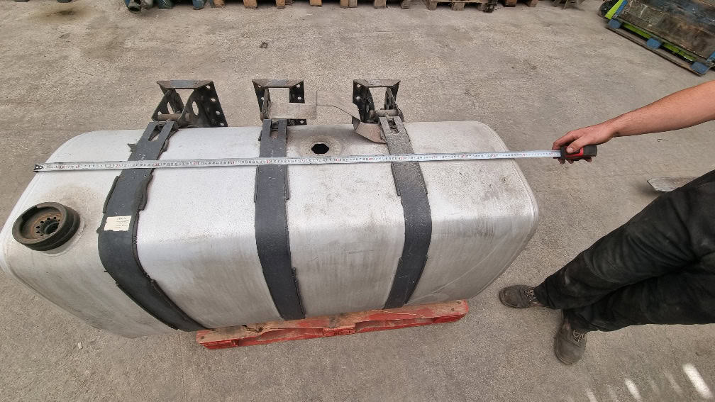 Serbatoio Volvo 570 lt - Rezervoar za gorivo za Kamion: slika 2 Serbatoio Volvo 570 lt - Rezervoar za gorivo za Kamion: slika 2