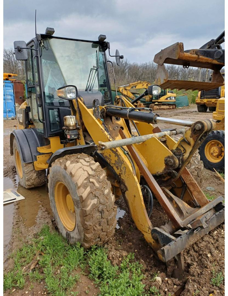 CAT 908M - Utovarivač točkaš: slika 2 CAT 908M - Utovarivač točkaš: slika 2