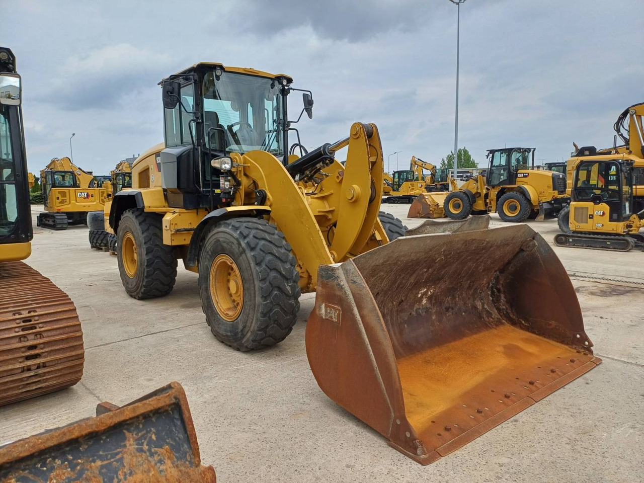 CAT 938M - Utovarivač točkaš: slika 2 CAT 938M - Utovarivač točkaš: slika 2