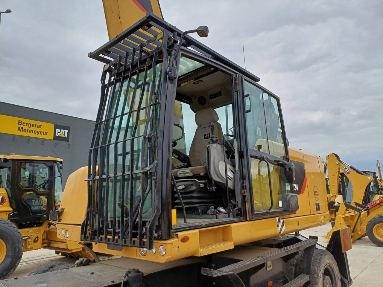 Bager za obradu otpada/ Industrije CAT MH3024: slika 18