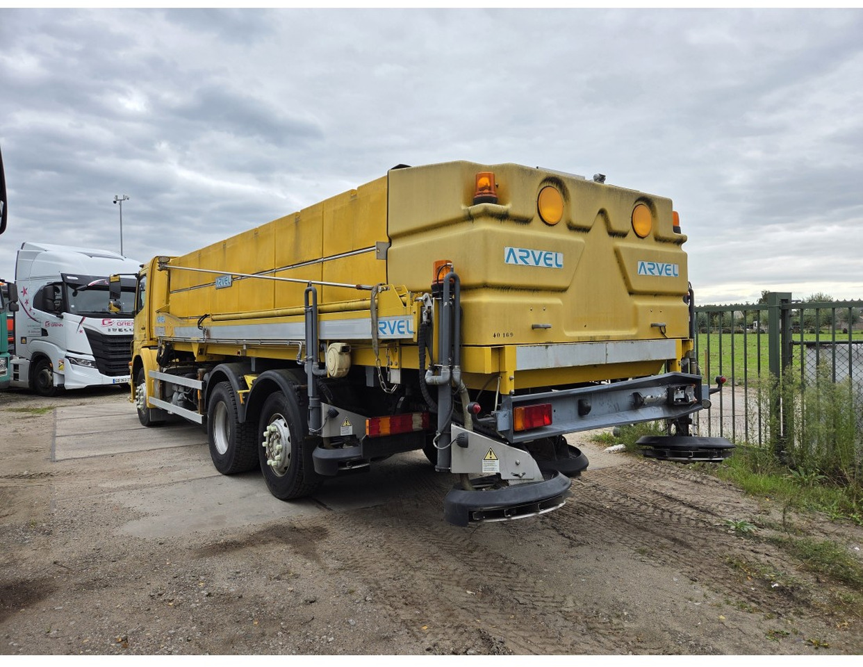 MERCEDES AXOR 2533 6X2 CHASSIS LOW MILEAGE - Kamion sa golom šasijom i zatvorenom kabinom, Vozilo za čišćenje snega: slika 2 MERCEDES AXOR 2533 6X2 CHASSIS LOW MILEAGE - Kamion sa golom šasijom i zatvorenom kabinom, Vozilo za čišćenje snega: slika 2