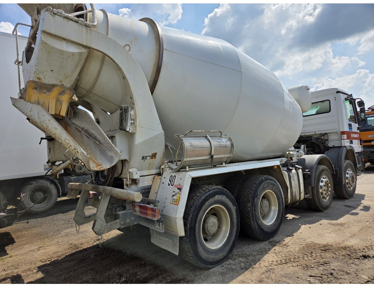 Mercedes 3241 concrete mixer truck 8x4 9m3 - Mikser za beton: slika 2 Mercedes 3241 concrete mixer truck 8x4 9m3 - Mikser za beton: slika 2