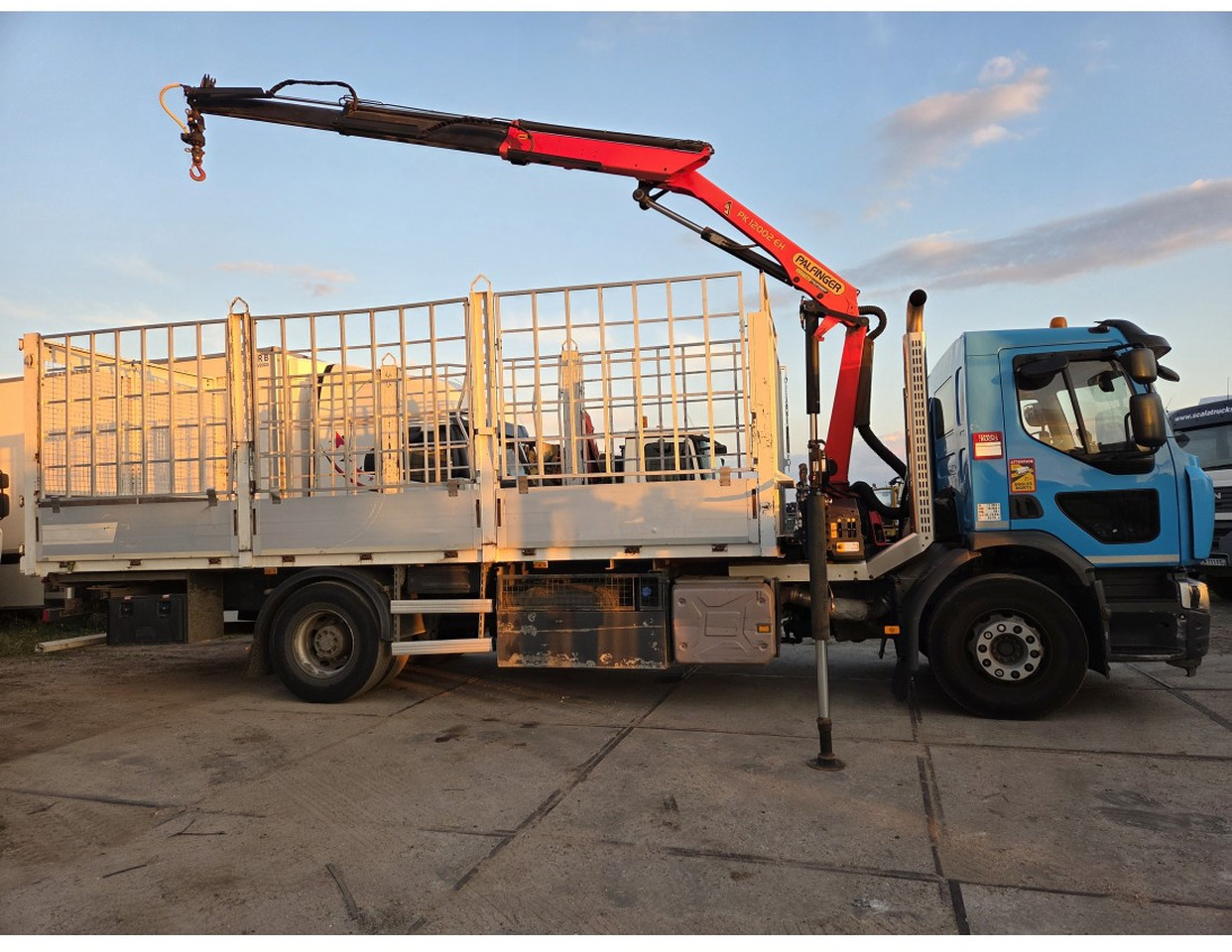 Renault C 280 4X2 Palfinger PK12002 EH Kran Crane Remote Control Automat flatbed truck - Kamion sa tovarnim sandukom, Kamion sa dizalicom: slika 3 Renault C 280 4X2 Palfinger PK12002 EH Kran Crane Remote Control Automat flatbed truck - Kamion sa tovarnim sandukom, Kamion sa dizalicom: slika 3