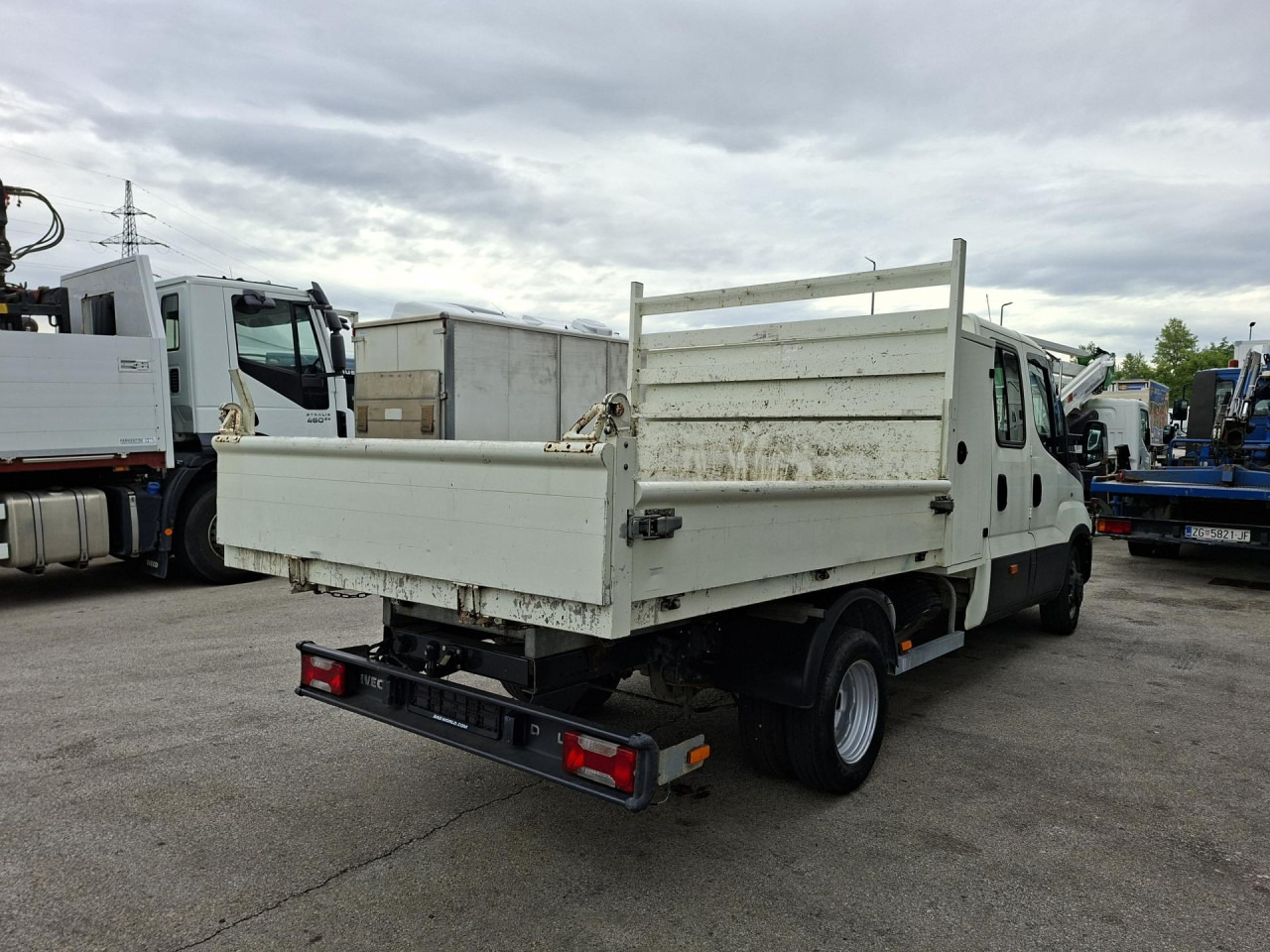IVECO Daily 35C12D - Dostavno vozilo istovarivač, Dostavno vozilo sa duplom kabinom: slika 3 IVECO Daily 35C12D - Dostavno vozilo istovarivač, Dostavno vozilo sa duplom kabinom: slika 3