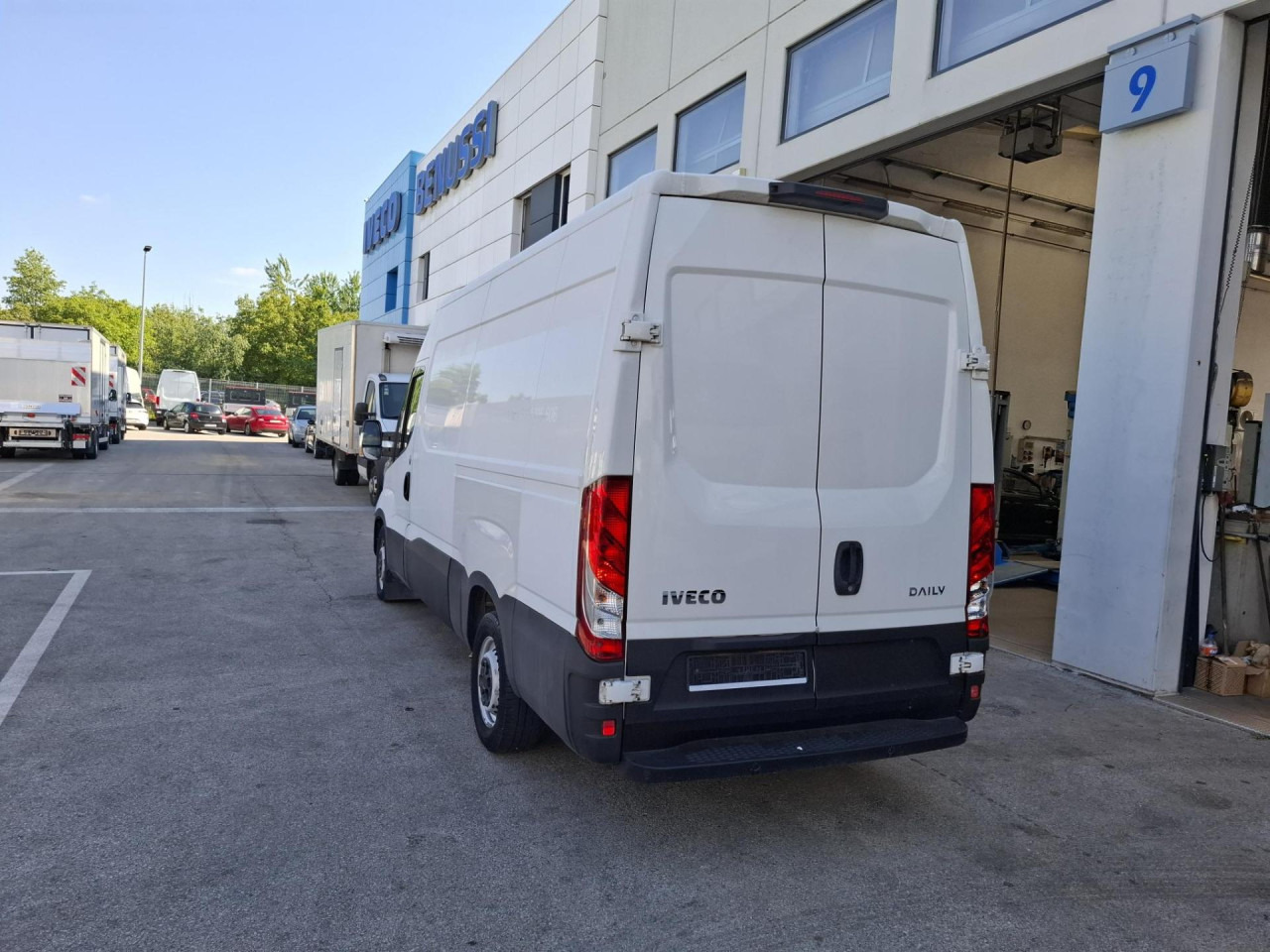 IVECO Daily 35S14V - Putnički kombi: slika 3 IVECO Daily 35S14V - Putnički kombi: slika 3