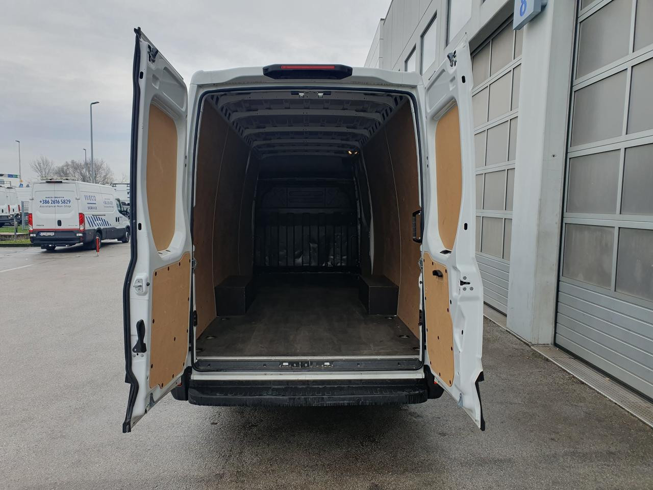 IVECO Daily 35S16 - Putnički kombi: slika 5 IVECO Daily 35S16 - Putnički kombi: slika 5