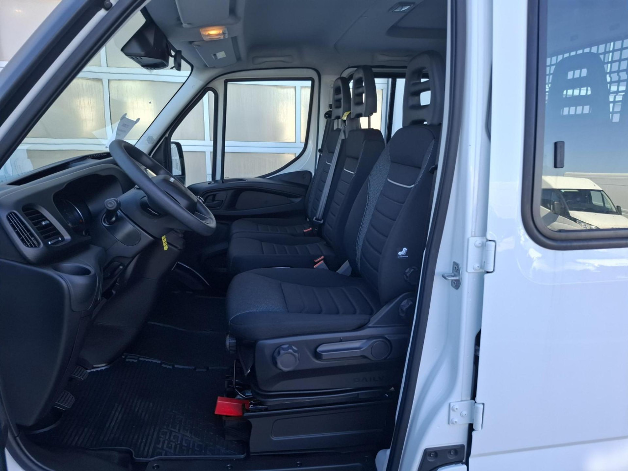 IVECO Daily 35S16D - Furgon, Dostavno vozilo sa duplom kabinom: slika 5 IVECO Daily 35S16D - Furgon, Dostavno vozilo sa duplom kabinom: slika 5