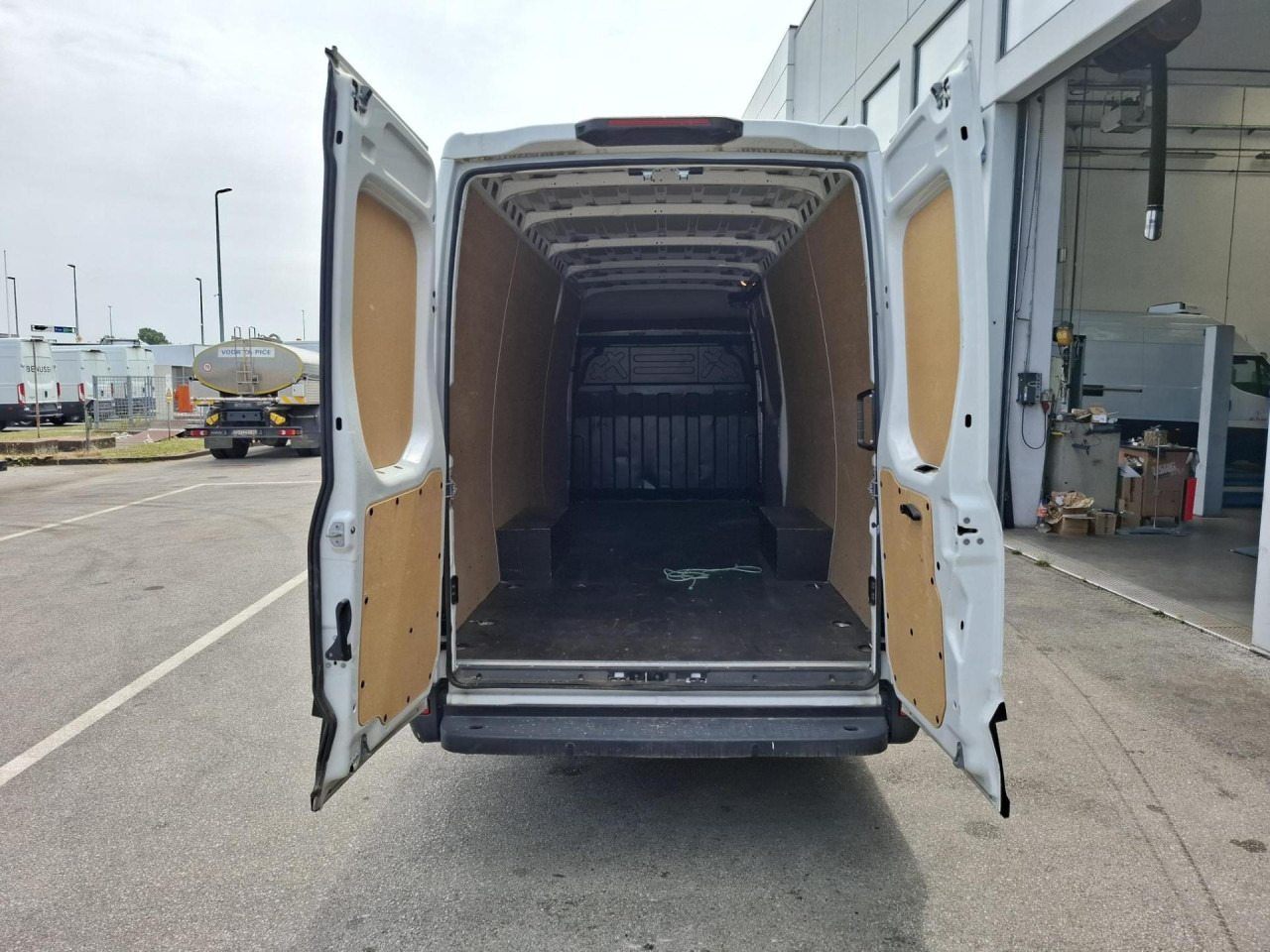 IVECO Daily 35S16V - Putnički kombi: slika 5 IVECO Daily 35S16V - Putnički kombi: slika 5