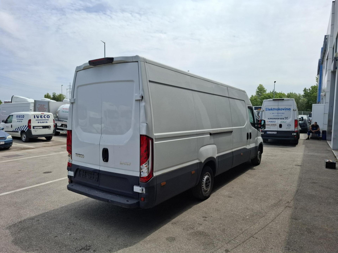 IVECO Daily 35S16V - Putnički kombi: slika 4 IVECO Daily 35S16V - Putnički kombi: slika 4