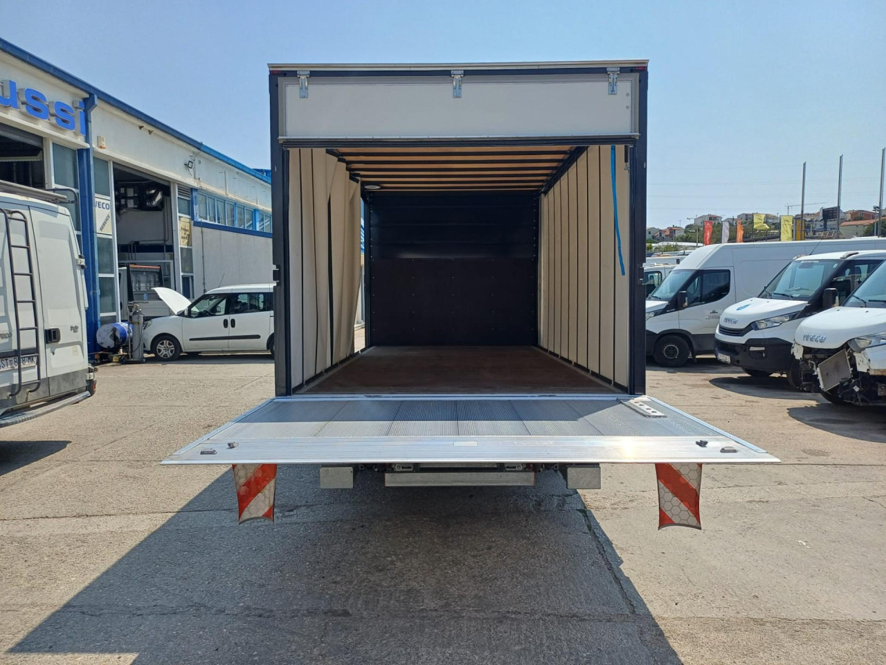 Dostavno vozilo sa ceradom IVECO Daily 70C18H: slika 9 Dostavno vozilo sa ceradom IVECO Daily 70C18H: slika 9