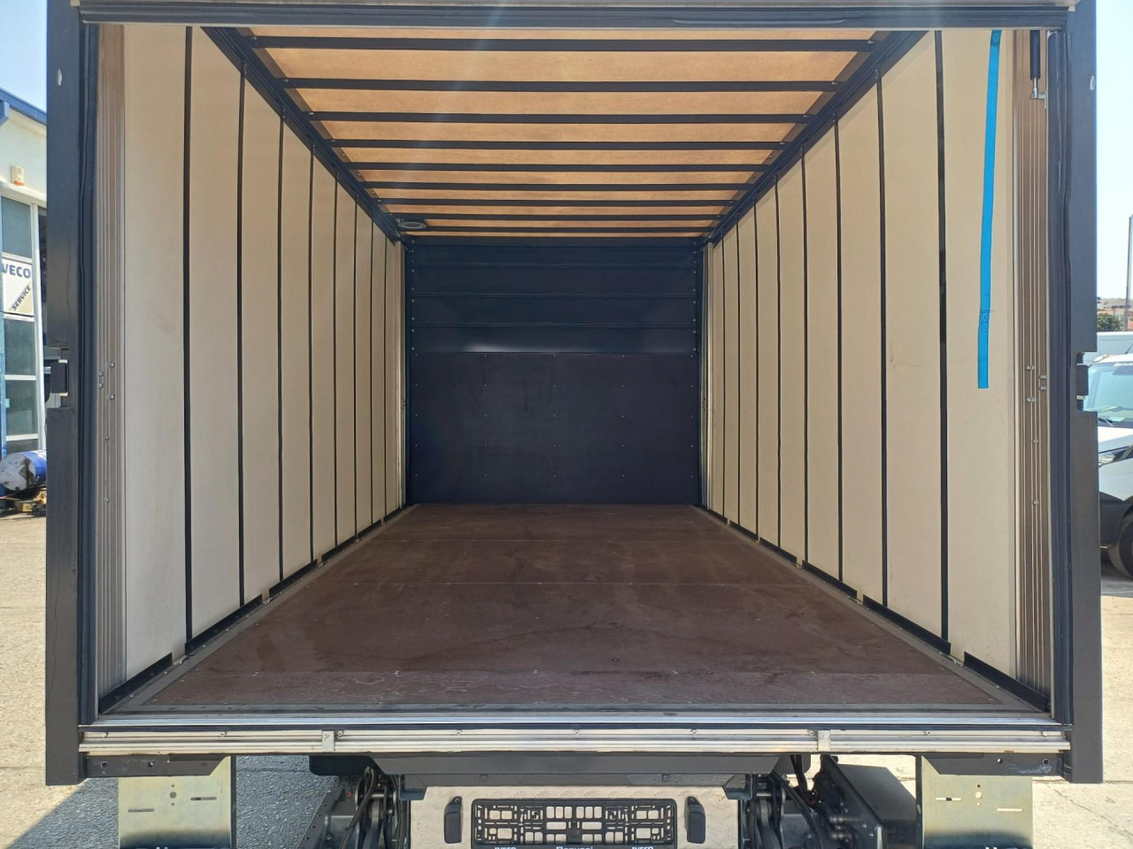 Dostavno vozilo sa ceradom IVECO Daily 70C18H: slika 10 Dostavno vozilo sa ceradom IVECO Daily 70C18H: slika 10