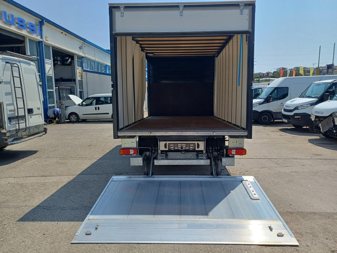 Dostavno vozilo sa ceradom IVECO Daily 70C18H: slika 8 Dostavno vozilo sa ceradom IVECO Daily 70C18H: slika 8