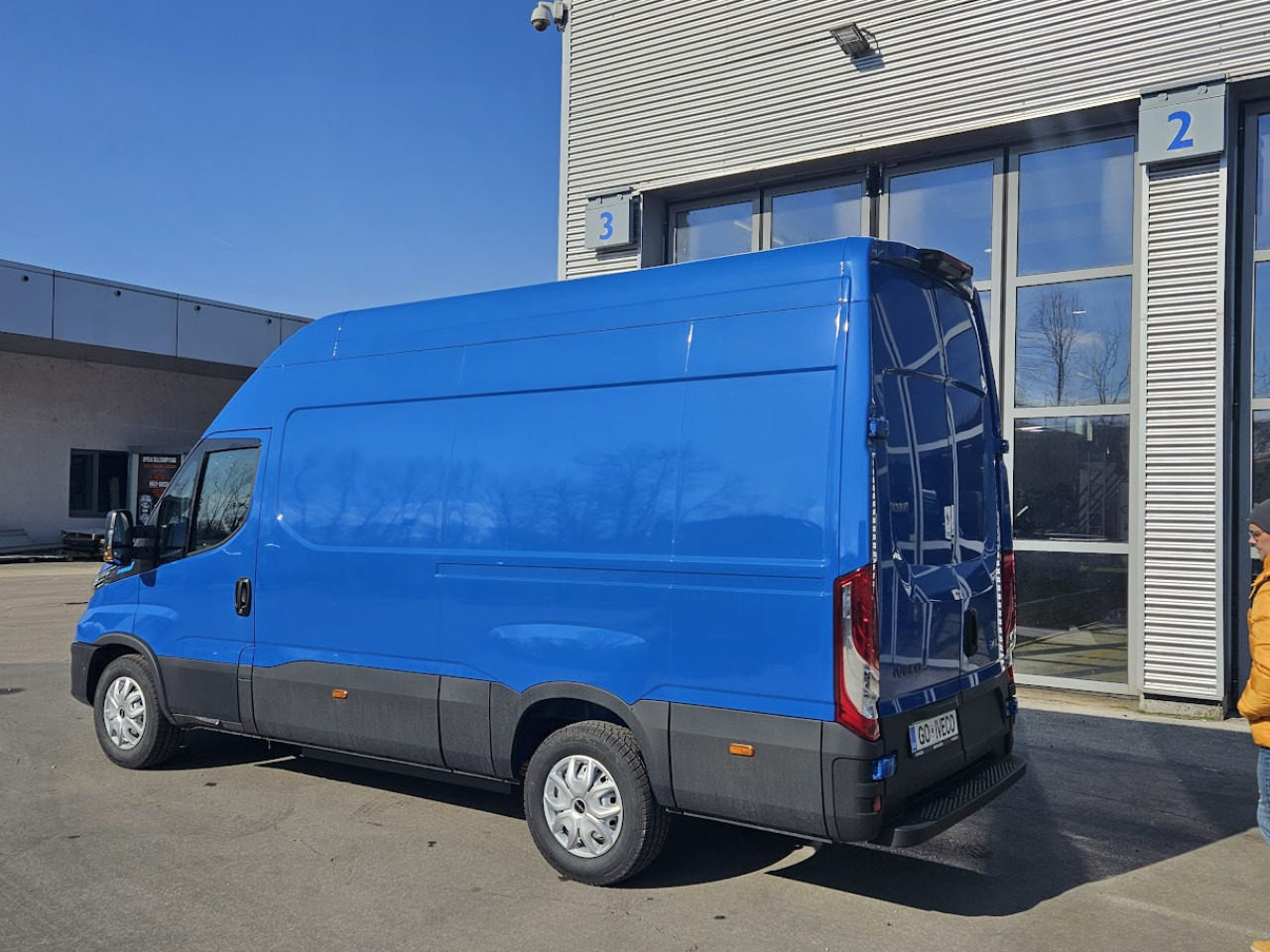 IVECO Daily ELEKTRIČNI 35 C 18H - Putnički kombi, Električno dostavno vozilo: slika 2 IVECO Daily ELEKTRIČNI 35 C 18H - Putnički kombi, Električno dostavno vozilo: slika 2