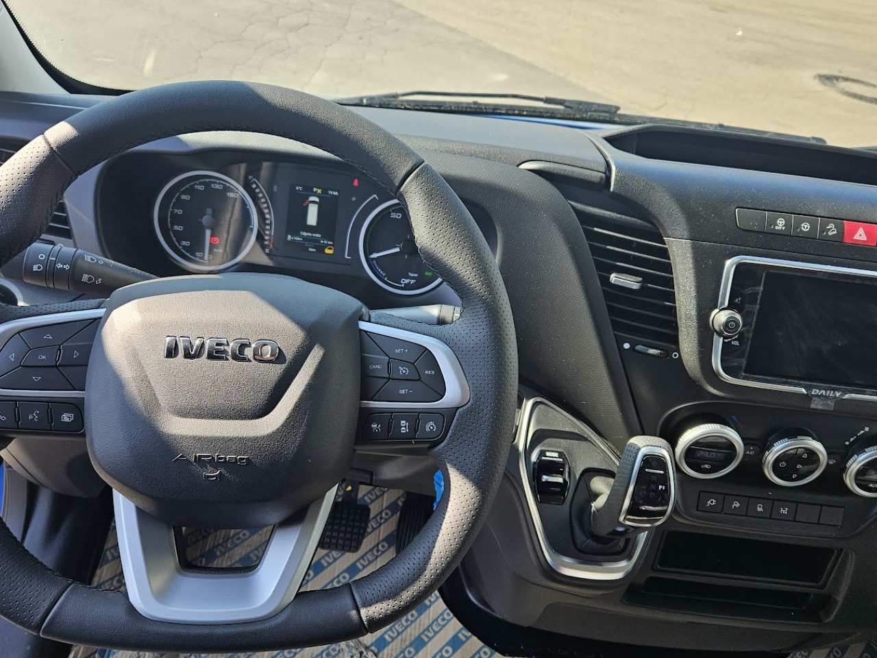 IVECO Daily ELEKTRIČNI 35 C 18H - Putnički kombi, Električno dostavno vozilo: slika 4 IVECO Daily ELEKTRIČNI 35 C 18H - Putnički kombi, Električno dostavno vozilo: slika 4