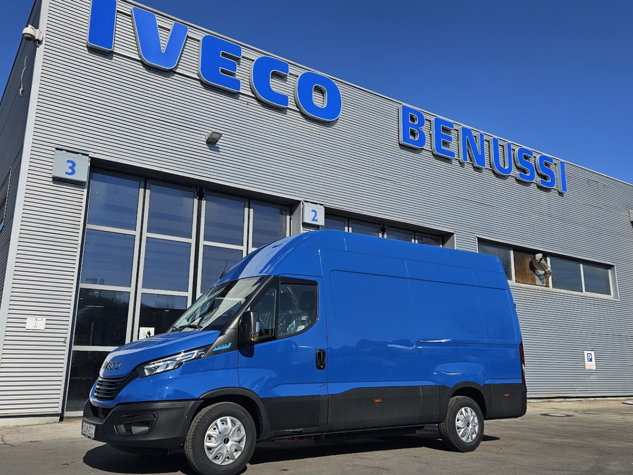 IVECO Daily ELEKTRIČNI 35 C 18H - Putnički kombi, Električno dostavno vozilo: slika 1 IVECO Daily ELEKTRIČNI 35 C 18H - Putnički kombi, Električno dostavno vozilo: slika 1