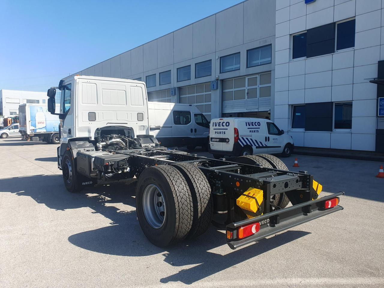 IVECO Eurocargo ML180E32/P - Kamion sa golom šasijom i zatvorenom kabinom: slika 3 IVECO Eurocargo ML180E32/P - Kamion sa golom šasijom i zatvorenom kabinom: slika 3