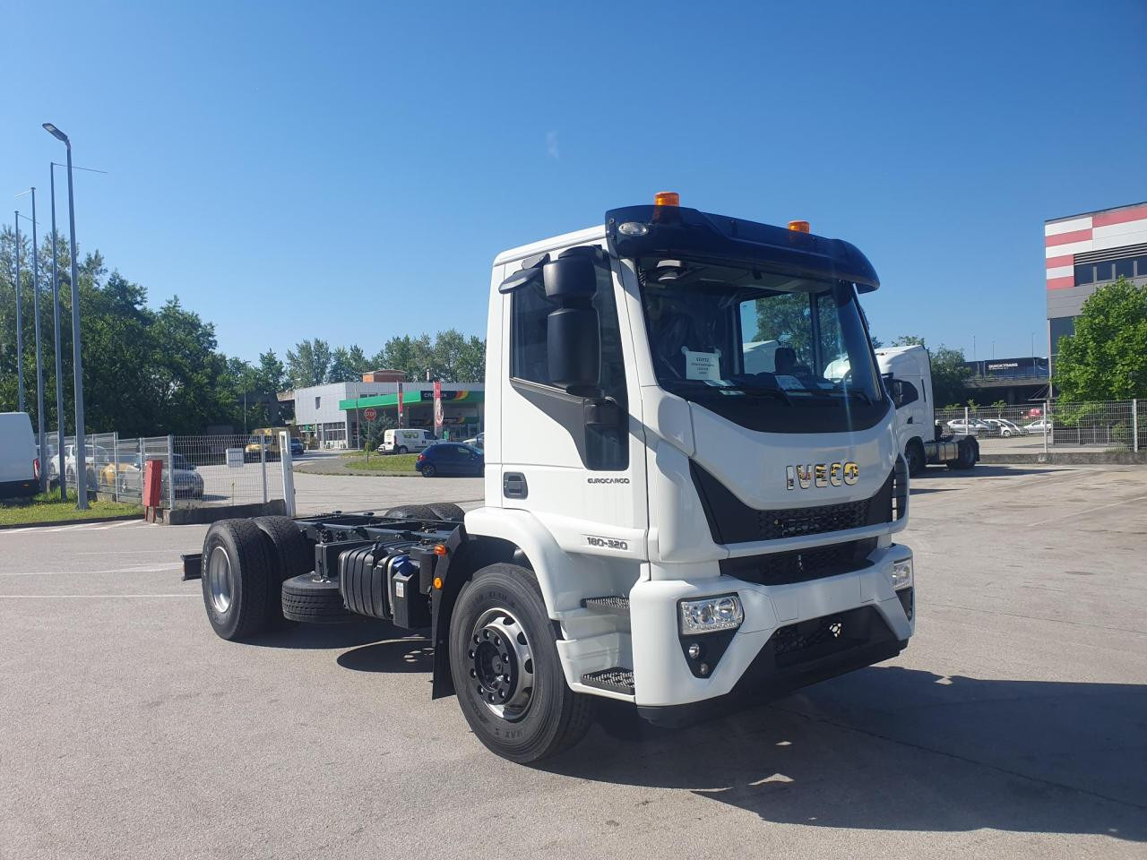 IVECO Eurocargo ML180E32/P - Kamion sa golom šasijom i zatvorenom kabinom: slika 2 IVECO Eurocargo ML180E32/P - Kamion sa golom šasijom i zatvorenom kabinom: slika 2