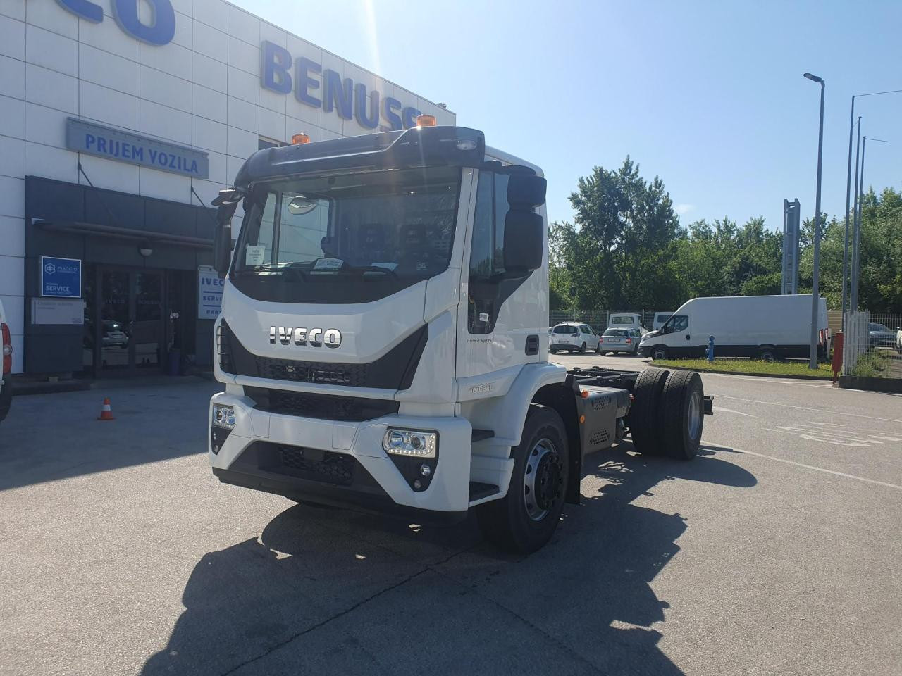 IVECO Eurocargo ML180E32/P - Kamion sa golom šasijom i zatvorenom kabinom: slika 1 IVECO Eurocargo ML180E32/P - Kamion sa golom šasijom i zatvorenom kabinom: slika 1
