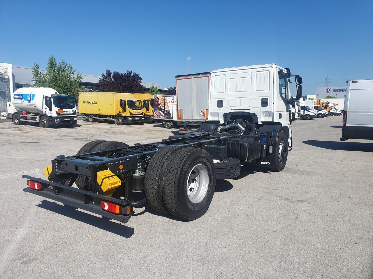 IVECO Eurocargo ML180E32/P - Kamion sa golom šasijom i zatvorenom kabinom: slika 4 IVECO Eurocargo ML180E32/P - Kamion sa golom šasijom i zatvorenom kabinom: slika 4
