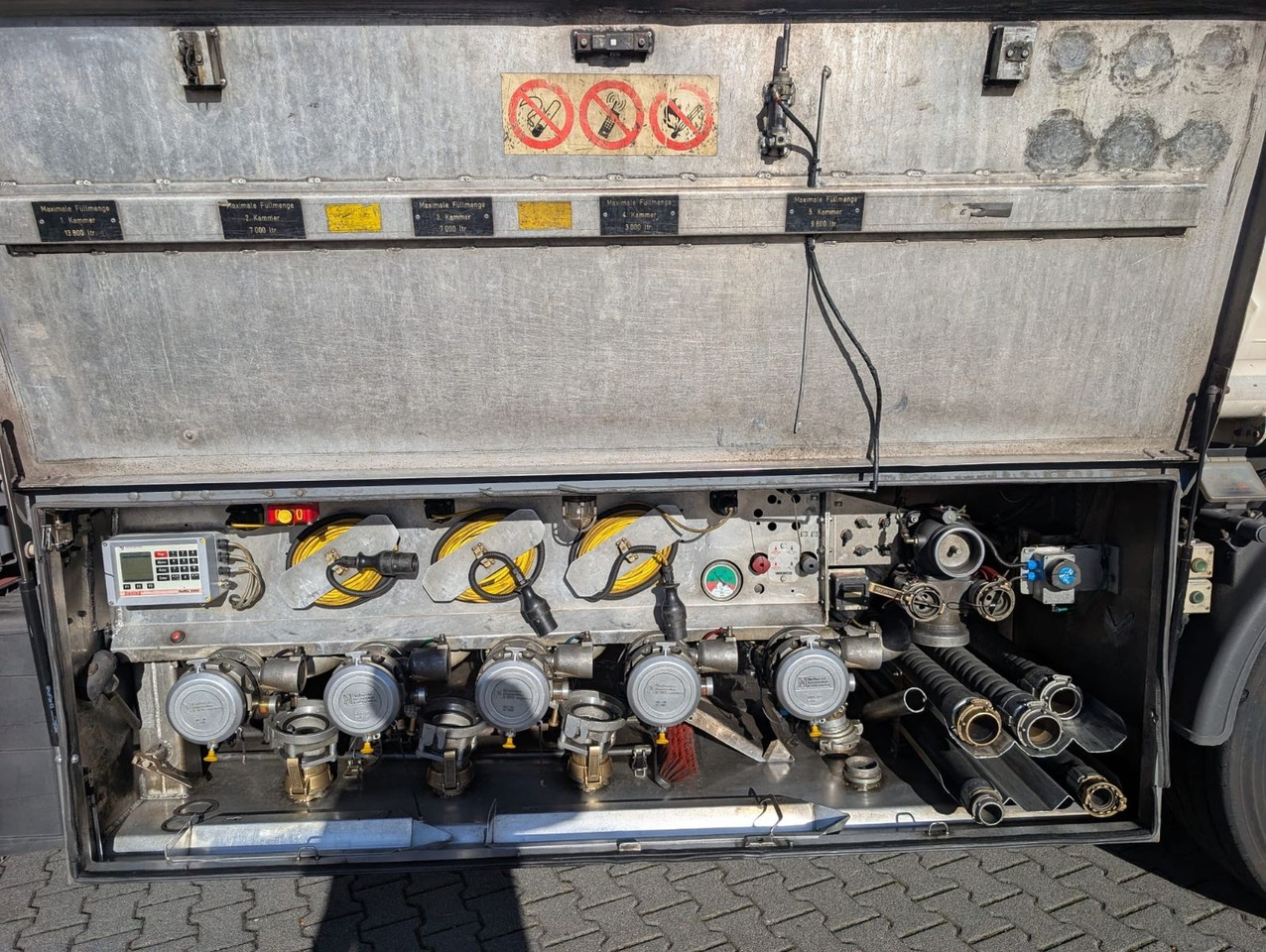 ROHR Hendricks Rohr, ADR, Diesel/Benzin 5 Kammern - Poluprikolica cisterna: slika 3 ROHR Hendricks Rohr, ADR, Diesel/Benzin 5 Kammern - Poluprikolica cisterna: slika 3