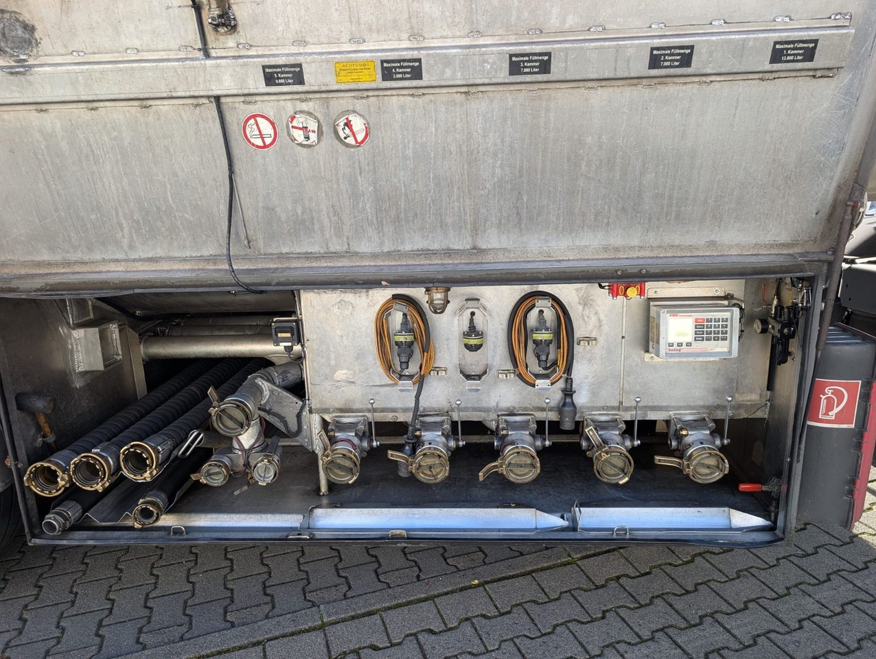 ROHR Hendricks Rohr, ADR, Diesel/Benzin 5 Kammern - Poluprikolica cisterna: slika 4 ROHR Hendricks Rohr, ADR, Diesel/Benzin 5 Kammern - Poluprikolica cisterna: slika 4