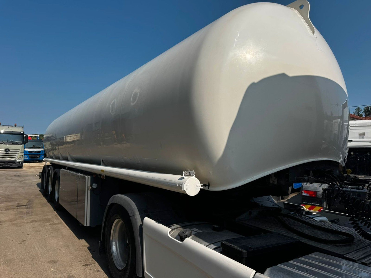 Schrader Treibstoff Diesel/Benzin, 4 Kammern, Sening - Poluprikolica cisterna: slika 2 Schrader Treibstoff Diesel/Benzin, 4 Kammern, Sening - Poluprikolica cisterna: slika 2