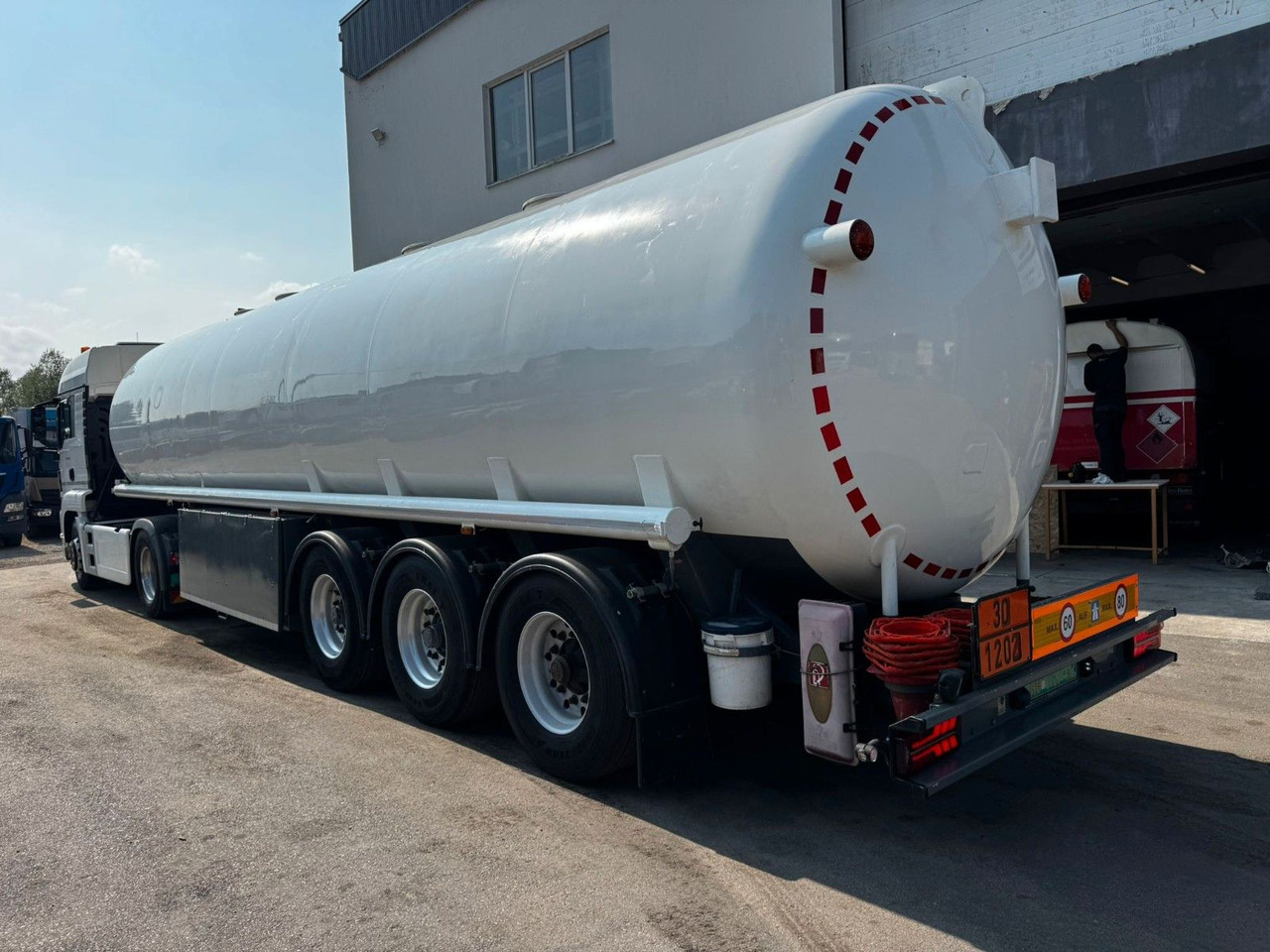 Schrader Treibstoff Diesel/Benzin, 4 Kammern, Sening - Poluprikolica cisterna: slika 4 Schrader Treibstoff Diesel/Benzin, 4 Kammern, Sening - Poluprikolica cisterna: slika 4