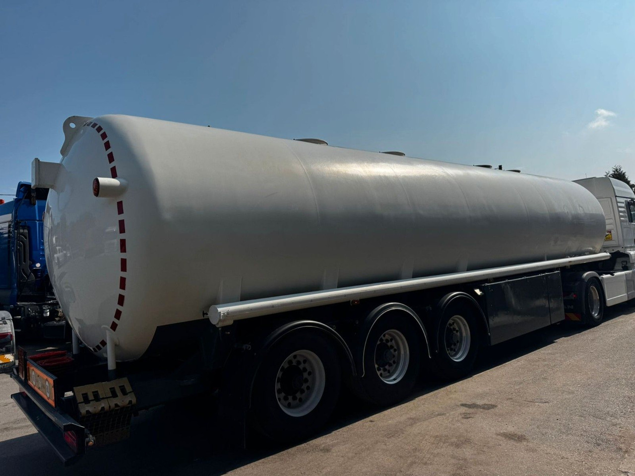 Schrader Treibstoff Diesel/Benzin, 4 Kammern, Sening - Poluprikolica cisterna: slika 3 Schrader Treibstoff Diesel/Benzin, 4 Kammern, Sening - Poluprikolica cisterna: slika 3