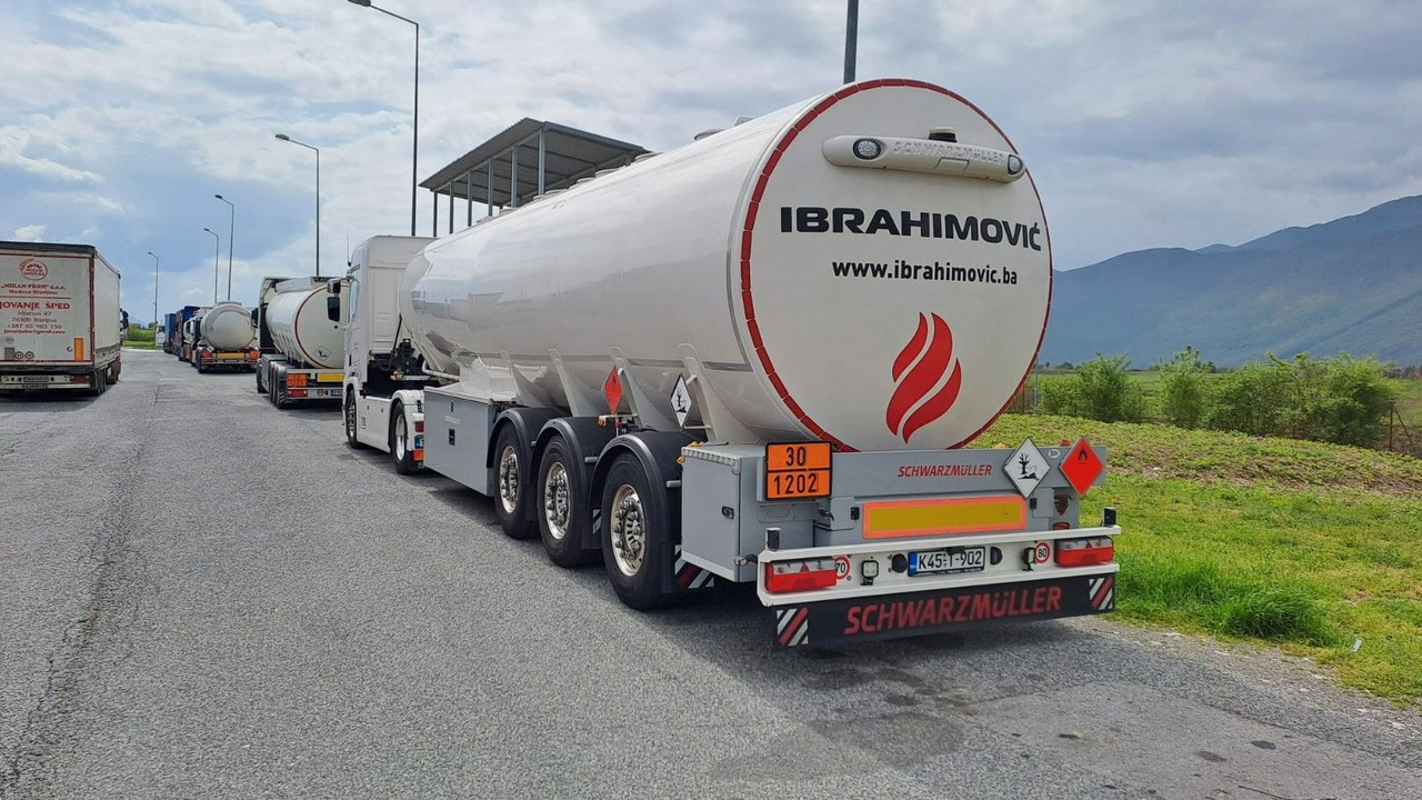 Schwarzmüller 4 Kammern, ADR, Treibstoff Fuel - Poluprikolica cisterna: slika 2 Schwarzmüller 4 Kammern, ADR, Treibstoff Fuel - Poluprikolica cisterna: slika 2
