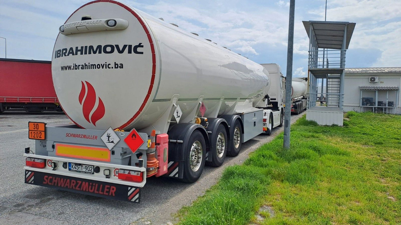 Schwarzmüller 4 Kammern, ADR, Treibstoff Fuel - Poluprikolica cisterna: slika 1 Schwarzmüller 4 Kammern, ADR, Treibstoff Fuel - Poluprikolica cisterna: slika 1