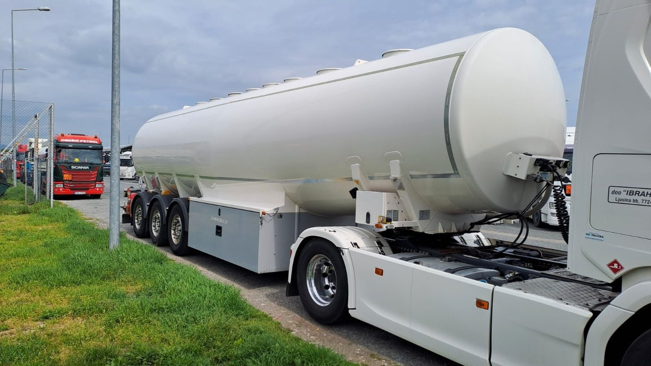 Schwarzmüller 4 Kammern, ADR, Treibstoff Fuel - Poluprikolica cisterna: slika 3 Schwarzmüller 4 Kammern, ADR, Treibstoff Fuel - Poluprikolica cisterna: slika 3