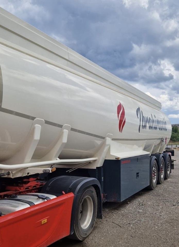 Schwarzmüller ADR, Diesel/Benzin Treibstoff, oben/unten, 3Kamm - Poluprikolica cisterna: slika 4 Schwarzmüller ADR, Diesel/Benzin Treibstoff, oben/unten, 3Kamm - Poluprikolica cisterna: slika 4