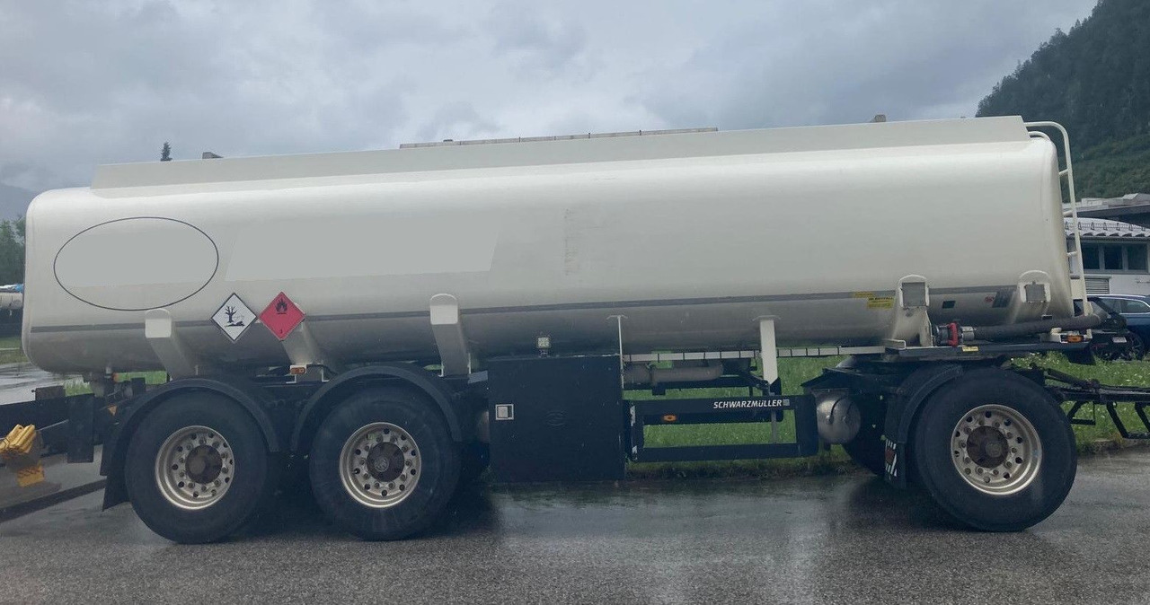 Schwarzmüller TH 3E, 3 Kammern, ADR, Benzin+Diesel, Fuel - Prikolica cisterna: slika 2 Schwarzmüller TH 3E, 3 Kammern, ADR, Benzin+Diesel, Fuel - Prikolica cisterna: slika 2