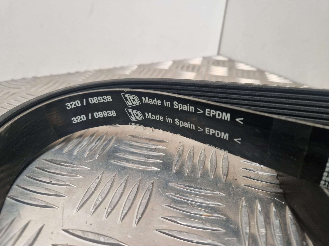 JCB 320/08939 drive belt 2139mm Genuine - Motor i delovi za Građevinska mašina: slika 2 JCB 320/08939 drive belt 2139mm Genuine - Motor i delovi za Građevinska mašina: slika 2