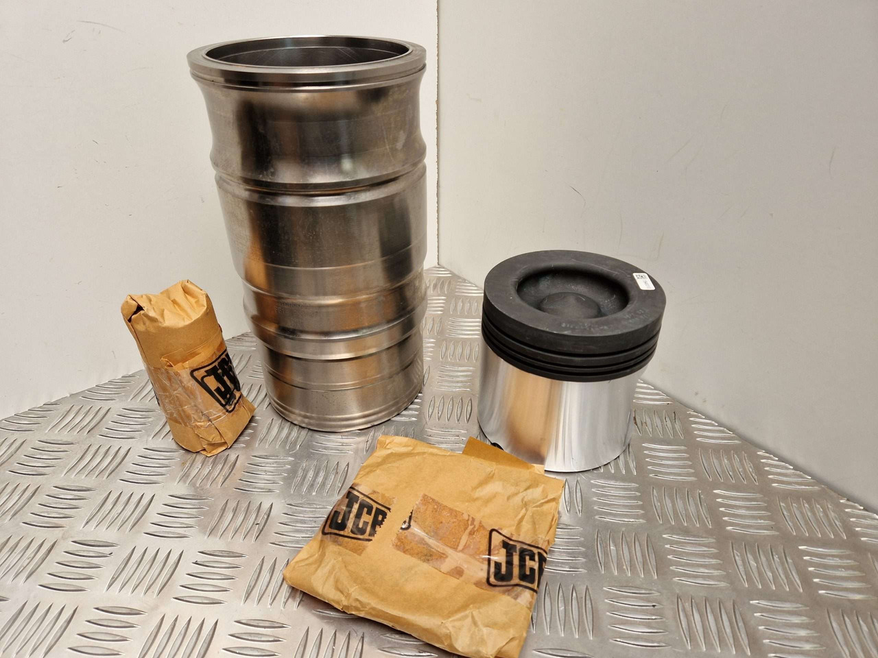 Scania 1549776 Piston Liner kit 127mm - Motor i delovi za Građevinska mašina: slika 1 Scania 1549776 Piston Liner kit 127mm - Motor i delovi za Građevinska mašina: slika 1