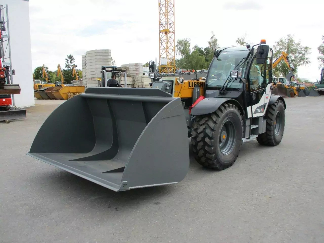 2024 Liebherr T 32-7s - Teleskopski upravljač: slika 1 2024 Liebherr T 32-7s - Teleskopski upravljač: slika 1