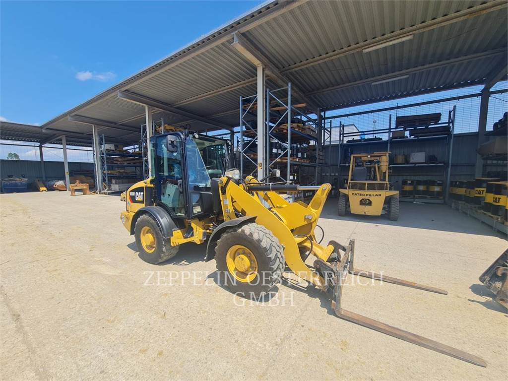 CAT 906M - Utovarivač točkaš: slika 3 CAT 906M - Utovarivač točkaš: slika 3