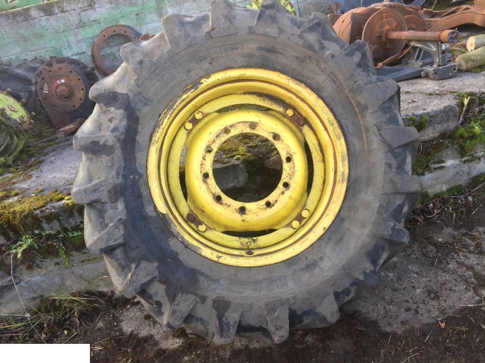 FELGA DW 16x28 John Deere , OPONA MICHELIN 16.9 R 28 - Kompletan točak za Poljoprivredna mašina: slika 1 FELGA DW 16x28 John Deere , OPONA MICHELIN 16.9 R 28 - Kompletan točak za Poljoprivredna mašina: slika 1