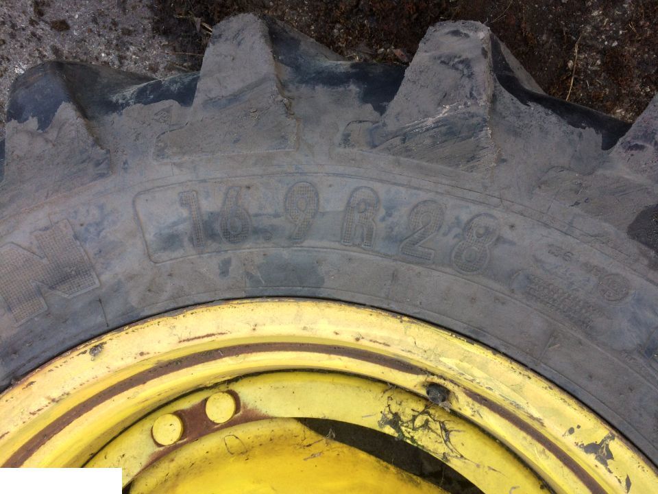 FELGA DW 16x28 John Deere , OPONA MICHELIN 16.9 R 28 - Kompletan točak za Poljoprivredna mašina: slika 2 FELGA DW 16x28 John Deere , OPONA MICHELIN 16.9 R 28 - Kompletan točak za Poljoprivredna mašina: slika 2