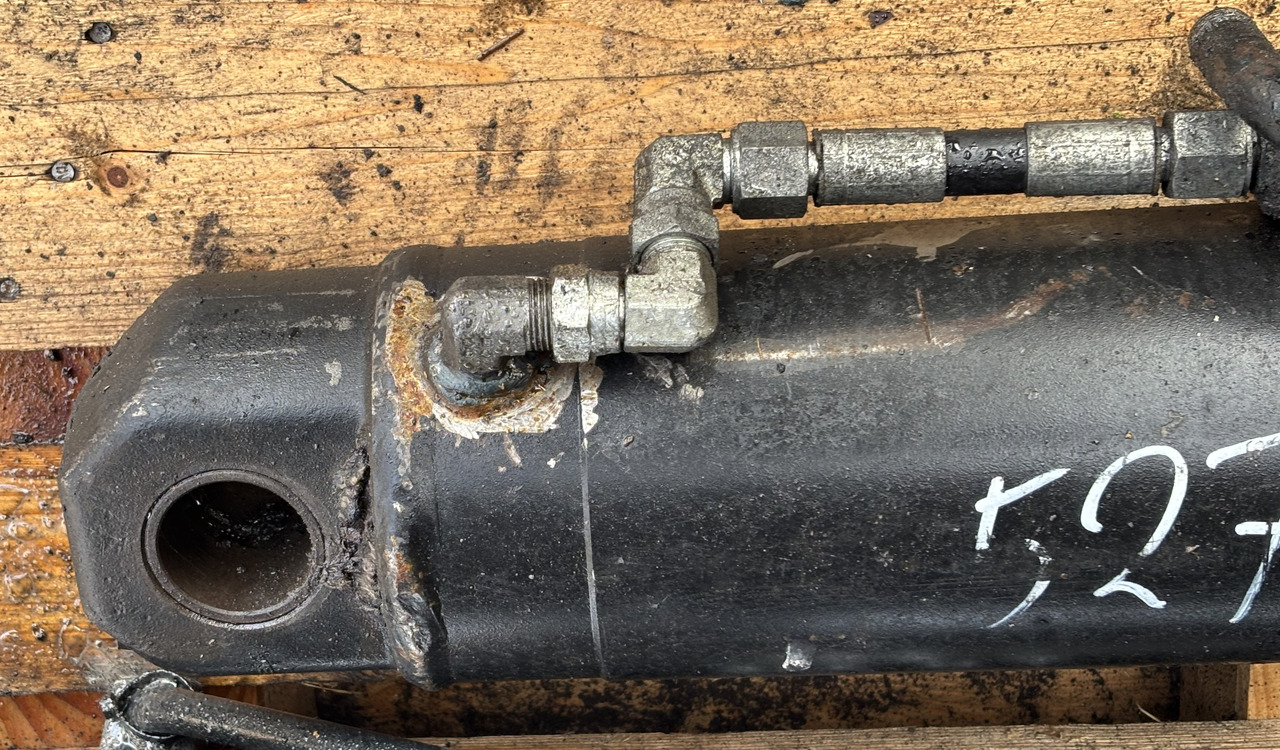 JCB 527-58 52758 527 58 Siłownik Wychyłu Łyżki - Hidraulični cilindar za Teleskopski upravljač: slika 2 JCB 527-58 52758 527 58 Siłownik Wychyłu Łyżki - Hidraulični cilindar za Teleskopski upravljač: slika 2