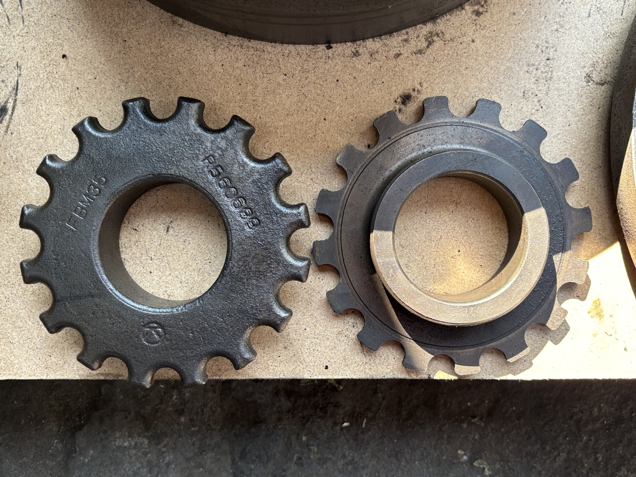 JOHN DEERE 7RXX 7R 330 7R330 Nakrętka J560689 - Delovi kočnica za Poljoprivredna mašina: slika 1 JOHN DEERE 7RXX 7R 330 7R330 Nakrętka J560689 - Delovi kočnica za Poljoprivredna mašina: slika 1