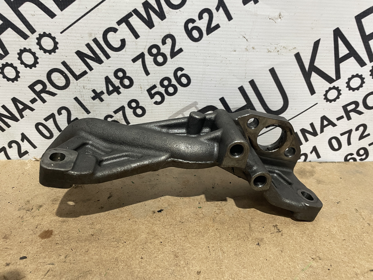 John Deere 6068 - wspornik uchwyt pompy oleju R542076 R542025 - Pumpa za ulje za Poljoprivredna mašina: slika 1 John Deere 6068 - wspornik uchwyt pompy oleju R542076 R542025 - Pumpa za ulje za Poljoprivredna mašina: slika 1