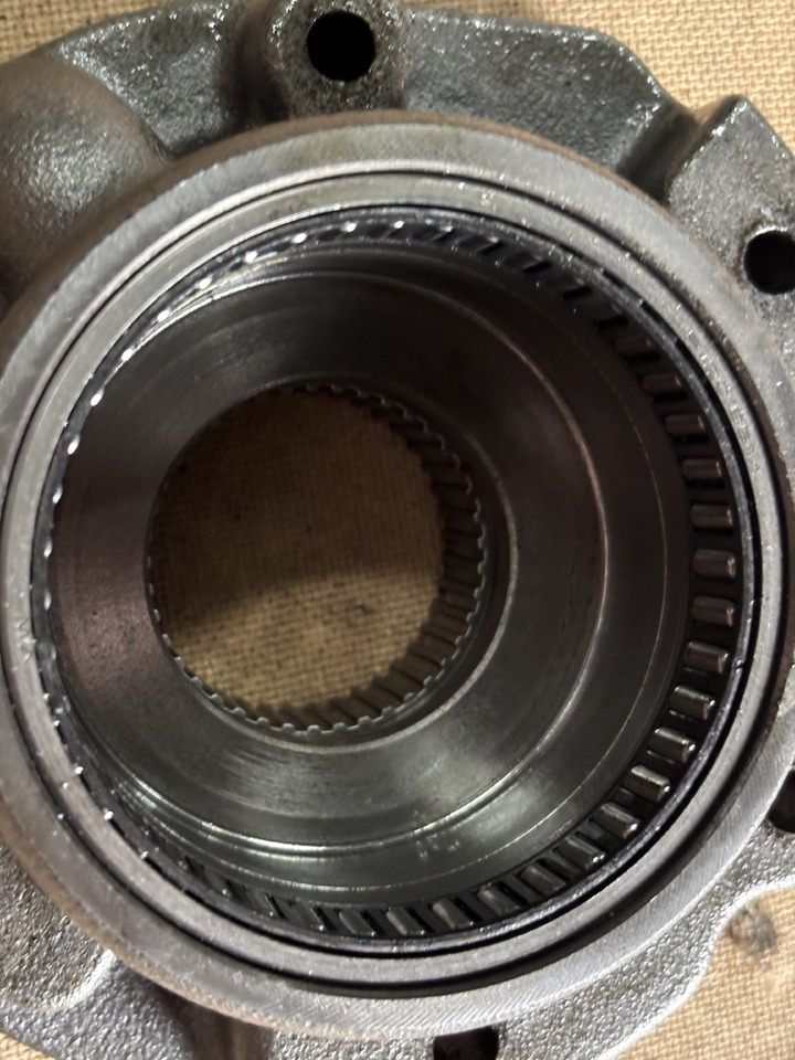 John Deere 6910, 6910S Obudowa Pompy Oleju Łożyska R109001 JD10269 R108926 R108928 - Pumpa za ulje za Traktor: slika 2 John Deere 6910, 6910S Obudowa Pompy Oleju Łożyska R109001 JD10269 R108926 R108928 - Pumpa za ulje za Traktor: slika 2