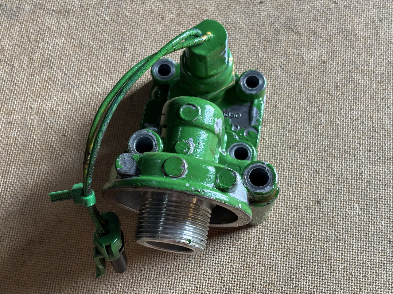 John Deere 6910 Korpus filtra oleju z Przełącznikiem ciśnienia R95850 RE212878 - Filter za ulje za Traktor: slika 1 John Deere 6910 Korpus filtra oleju z Przełącznikiem ciśnienia R95850 RE212878 - Filter za ulje za Traktor: slika 1