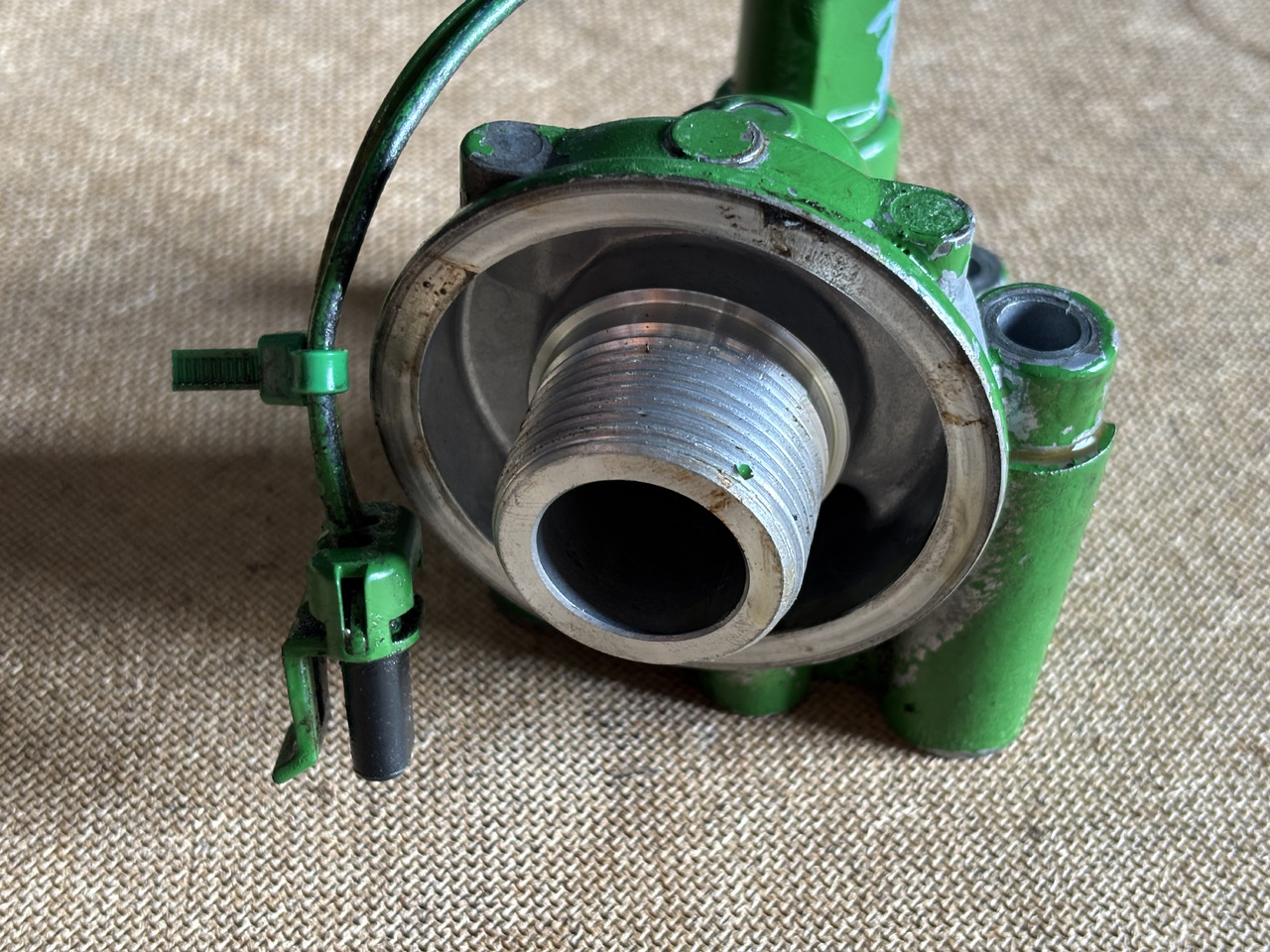 John Deere 6910 Korpus filtra oleju z Przełącznikiem ciśnienia R95850 RE212878 - Filter za ulje za Traktor: slika 3 John Deere 6910 Korpus filtra oleju z Przełącznikiem ciśnienia R95850 RE212878 - Filter za ulje za Traktor: slika 3