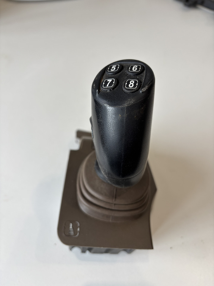 John Deere seria 6000 7000 8000 R - joystick 5-funkcyjny CommandARM RE573554 - Ručica menjača za Poljoprivredna mašina: slika 2 John Deere seria 6000 7000 8000 R - joystick 5-funkcyjny CommandARM RE573554 - Ručica menjača za Poljoprivredna mašina: slika 2